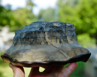 Misty Peaks · Sculpture de montagne en pierre de Lingbi naturelle avec base en bois de rose, sculpture zen n° 188045