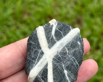 Pièce de main en pierre de Lingbi naturelle en forme de X | Pierre érudite veine noire et blanche | Motif de personnage rare à collectionner