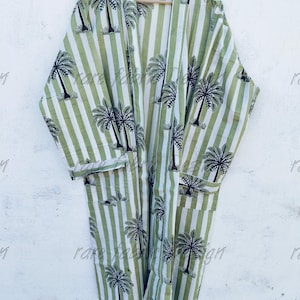 Puede incluir: Una taza de cerámica blanca con un asa negra y el texto "But First, Coffee" en negrita negra. La taza está sobre una superficie blanca. La taza mide aproximadamente 10 cm de alto.