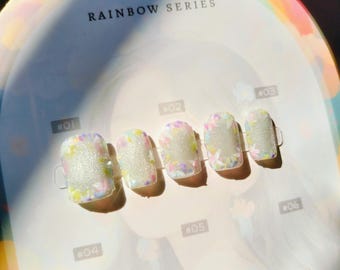 Unghie finte floreali effetto occhio di gatto pastello / Unghie corte quadrate con fiori arcobaleno in stile fairycore