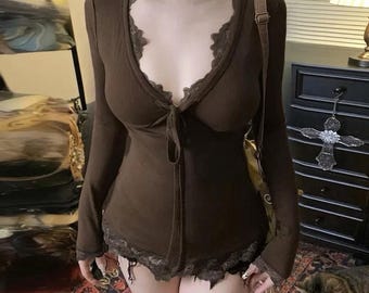 Top a maniche lunghe con bordo in pizzo stile Y2K - Camicia a coste con allacciatura frontale e estetica coquette
