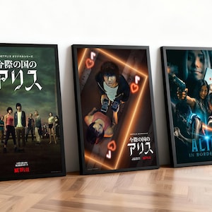 Könnte beinhalten: Drei gerahmte Poster der japanischen Netflix-Serie "Alice in Borderland". Die Poster haben schwarze Rahmen und zeigen verschiedene Szenen und Personengruppen. Der Titel ist auf Japanisch und Englisch geschrieben.