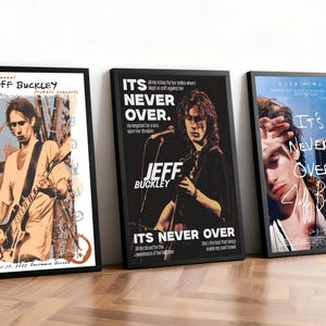 Może przedstawiać: Trzy oprawione plakaty z Jeffem Buckleyem. Lewy plakat głosi "The 25th Annual Jeff Buckley Tribute Concerts". Środkowy plakat głosi "It's Never Over" z nazwiskiem Buckleya. Prawy plakat również głosi "It's Never Over" z nazwiskiem Buckleya i mikrofonem.