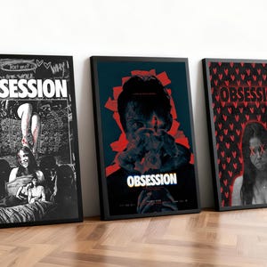 Puede incluir: Tres carteles enmarcados con la palabra "OBSESSION" en letras blancas en negrita. Los carteles presentan imágenes oscuras y artísticas en blanco, negro y rojo, con un tema de terror. Los carteles están apoyados contra un suelo de madera.