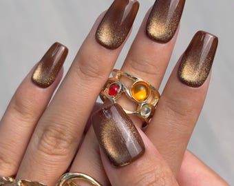 Oeil de chat marron chocolat|Ongles carrés à presser|Ongles faits main élégants et minimalistes - AuraNails