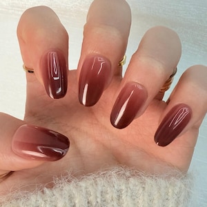 Uñas postizas ombré rojo vino | Uñas cortas ovaladas con degradado burdeos | Diseño elegante | AuraNails