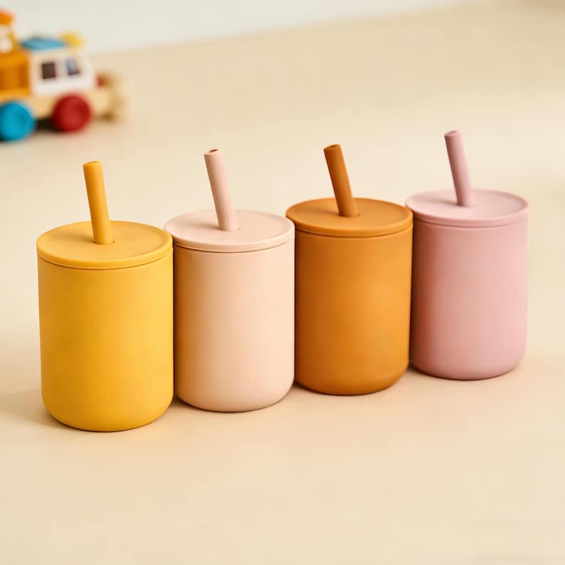 Puede incluir: Cuatro tazas de silicona coloridas con tapas y pajitas. Las tazas son en tonos de amarillo, melocot&oacute;n, naranja y rosa. Las pajitas y las tapas coinciden con los colores de las tazas. Las tazas son cil&iacute;ndricas.