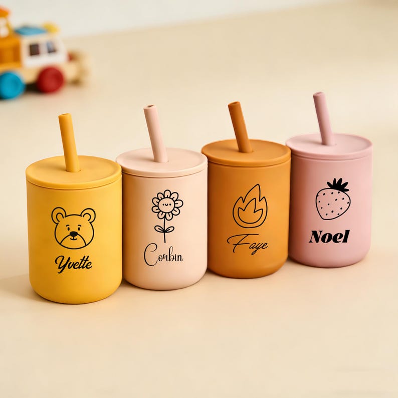 Puede incluir: Cuatro tazas de silicona de colores con tapas y pajitas. Cada taza es de un color diferente: amarillo, melocot&oacute;n, naranja y rosa. Las tazas est&aacute;n decoradas con un oso, una flor, una llama y una fresa, con nombres impresos.