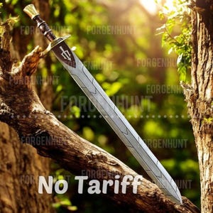 Op de afbeelding: Een zilveren zwaard met een decoratieve handgreep en een lemmet met geëtste ontwerpen. Het zwaard heeft een bruine en gouden handgreep en een symbool op het lemmet. De tekst "FORGENHUNT" is zichtbaar op de afbeelding.