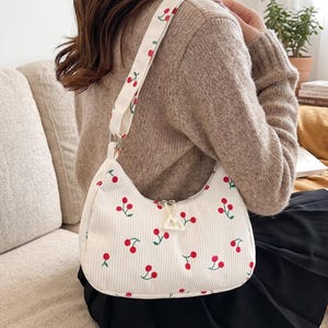 Bolso de pana con estampado de fresas, bolso hobo estético y bonito, bolso de hombro informal para uso diario, bolso de mano moderno con estampado de frutas.
