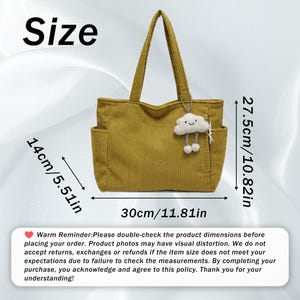 Puede incluir: Un bolso tote de pana color amarillo mostaza con dos asas, bolsillos laterales y un dije de nube blanca de peluche. Las dimensiones son 30 cm de ancho, 27,5 cm de alto y 14 cm de profundidad. El bolso presenta una textura acanalada vertical.