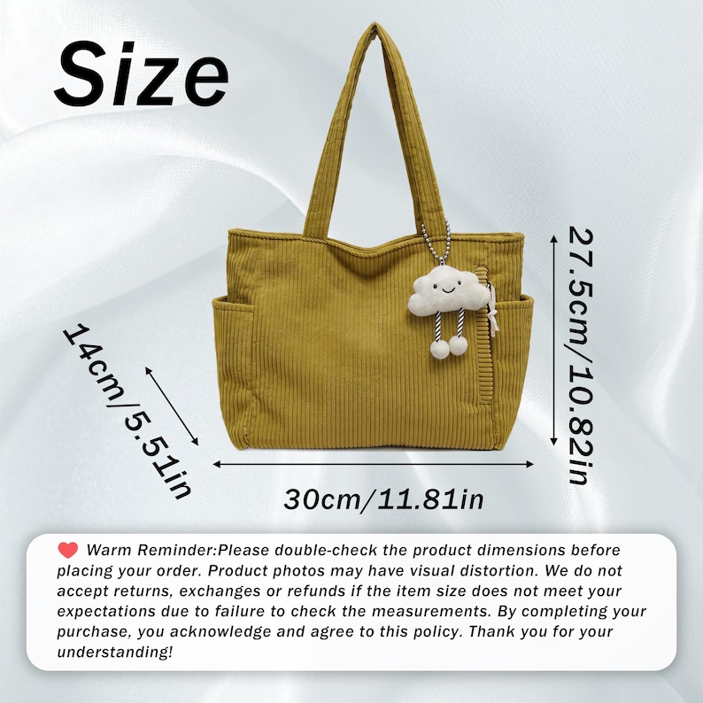 Puede incluir: Un bolso tote de pana color amarillo mostaza con dos asas, bolsillos laterales y un dije de nube blanca de peluche. Las dimensiones son 30 cm de ancho, 27,5 cm de alto y 14 cm de profundidad. El bolso presenta una textura acanalada vertical.