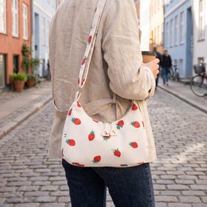 Bolso de pana con estampado de fresas, bolso hobo estético y bonito, bolso de hombro informal para uso diario, bolso de mano moderno con estampado de frutas.