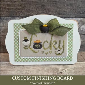 Tableau large ST PATTY'S SASSY (blanc basique) - Tableau de finition au point de croix, ébauche de bois avec tapis en tissu, support point de croix