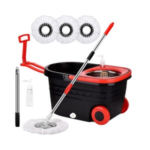 Puede incluir: Un sistema de limpieza de fregona giratoria y cubo negro y rojo. El cubo tiene ruedas rojas y un borde rojo. La fregona tiene un mango de acero inoxidable y un cabezal de fregona blanco. Incluye tres cabezales de fregona de repuesto y un dispensador de jabón.