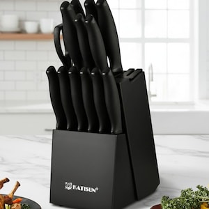 Op de afbeelding: Een zwarte messenset in een zwart blok met de merknaam "KATISUN" op de voorkant. De set bevat diverse messen met zwarte handvatten. De messen worden gepresenteerd op een wit aanrecht in een keuken.