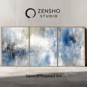Puede incluir: Tríptico de arte abstracto de inspiración Japandi. La obra presenta una mezcla de azules, blancos, grises y negro, con un efecto de pincelada texturizada. Las pinturas están enmarcadas en madera clara. El texto "ZENSHO STUDIO" y "Japandi Inspired Art" son visibles.
