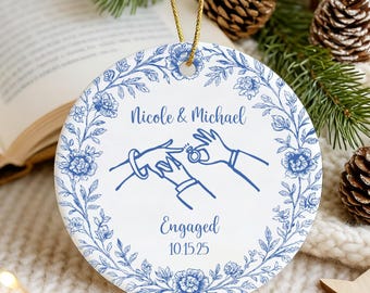 Personalisierte Verlobung Ornamente, erste Weihnachten verlobt Ornament, Geschenk für verlobte Paar, romantische wunderliche Keramik, Verlobung Andenken