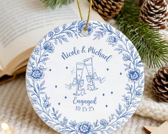 Erstes Weihnachten verlobt Ornament, personalisierte Verlobungsgeschenk für Paare, romantische, wunderliche Keramik, Verlobungs-Andenken, Jubiläumsgeschenk