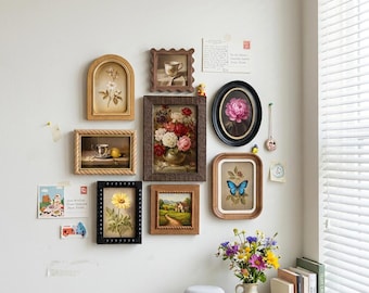 Cornici portafoto vintage in stile misto, forme assortite, da parete e da tavolo, per creare una galleria d'arte e decorare la casa.