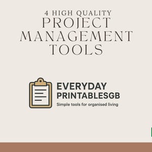 Może przedstawiać: Beżowa grafika z tekstem "4 HIGH QUALITY PROJECT MANAGEMENT TOOLS". Poniżej ikona schowka oraz tekst "EVERYDAY PRINTABLESGB" i "Simple tools for organised living."