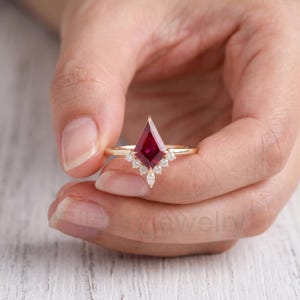 IGI-certifierad förlovningsring med drakslipad duvblodsrubin, 14k 10k 9k massivt guld, vintagering med labbdiamant och krona för henne, jubileumspresent