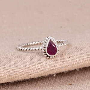 Anillo de rubí en forma de lágrima para mujer, anillo de promesa de plata de ley, banda de cuerda trenzada, regalo de piedra natal de julio, delicado anillo de piedras preciosas, regalo para el Día de la Madre