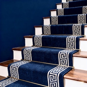 Tapis d'escalier en laine tufté main : motif clé grecque, support en coton antidérapant