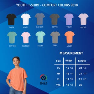 Op de afbeelding: Een jeugd-T-shirt in meloenkleur wordt in deze afbeelding getoond. De afbeelding toont ook een kleurenkaart met andere T-shirtkleuren, waaronder zwart, wit, spijkerbroekblauw, peper, violet, orchidee, zeegroen, bloesem, krijt en grijs. Maatinformatie is ook opgenomen.