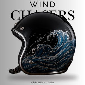 Può includere: Un casco da moto aperto nero lucido con una grafica dettagliata di onde blu e bianche. Il testo WIND CHASERS è stampato sopra il casco, e il testo - Ride Without Limits- è stampato sotto il casco.