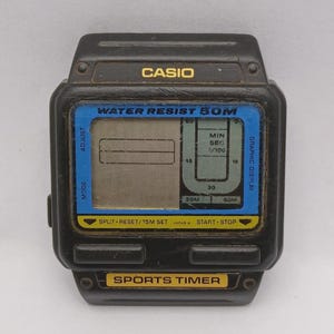 Op de afbeelding: Zwarte Casio sporttimer horloge met een blauw en geel display. De wijzerplaat heeft de tekst "WATER RESIST 50M" en "SPORTS TIMER". Het horloge heeft knoppen voor modus, aanpassen, start en stop.