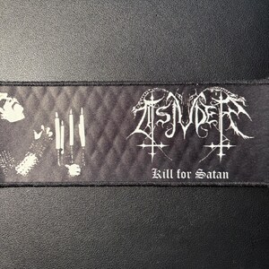 Könnte beinhalten: Schwarzer rechteckiger Aufnäher mit einem Schwarz-Weiß-Bild einer Figur, die Kerzen hält, mit dem weißen Text "ZSVNDER" und "Kill for Satan". Der Aufnäher hat eine gesteppte Textur.
