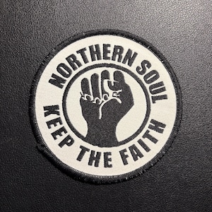 Könnte beinhalten: Eine weiße Keramik-Tasse mit schwarzem Henkel und dem Text "But First, Coffee" in schwarzer, handschriftlicher Schrift. Die Tasse ist etwa 10 cm hoch und fasst ca. 350 ml Flüssigkeit.