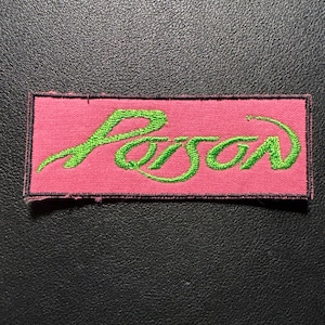 Puede incluir: Parche bordado con la palabra "Poison" en verde sobre un fondo rectangular rosa. El parche tiene un borde negro y está diseñado para coserlo en ropa o accesorios.
