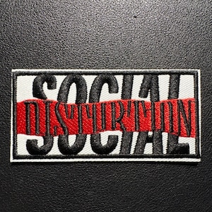 Könnte beinhalten: Rechteckiger, gestickter Aufnäher mit den schwarzen Worten "SOCIAL DISTORTION" und einem roten Streifen. Der Aufnäher hat einen weißen Rand.