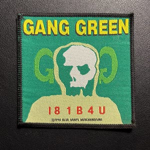 Könnte beinhalten: Ein rustikales Holzschild mit dem handgeschriebenen Wort "Welcome". Das Schild ist weiß gestrichen mit einem Used-Look und einem dekorativen floralen Element. Der Hintergrund ist ein verschwommenes Bild einer Holzoberfläche.