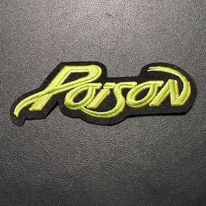 Puede incluir: Un parche bordado negro con la palabra "Poison" en verde neón y contorno amarillo. La tipografía es cursiva y estilizada. Este parche está diseñado para ser aplicado en ropa o accesorios.