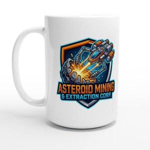 Op de afbeelding: Witte keramische mok met een kleurrijk ontwerp van een ruimteschip dat een asteroïde ontgint. Het ontwerp bevat de tekst "ASTEROID MINING & EXTRACTION CORP." in oranje en turquoise. De mok heeft een groot handvat.