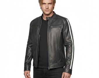Peut inclure: Veste en cuir noir avec col montant et fermeture éclair. La veste présente deux bandes blanches sur la manche gauche et deux poches zippées sur la poitrine. Le modèle porte un t-shirt noir et un jean noir.