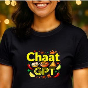 Könnte beinhalten: Schwarzes T-Shirt mit einem farbenfrohen Grafikdesign. Das Design zeigt das Wort "Chaat" in Gelb, zusammen mit Illustrationen von Lebensmitteln wie Samosas, Zitronen und Chilischoten. Der Text "GPT" ist ebenfalls enthalten.