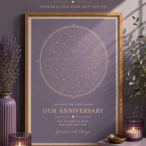 Könnte beinhalten: Gerahmtes personalisiertes Sternenkartenposter mit dem Titel "Eternal Blush (Lavender)". Das Poster zeigt eine Himmelskarte mit dem Text "Our Anniversary", Datum und Ort. Der Rahmen ist aus Holz, umgeben von Kerzen und einer Vase.