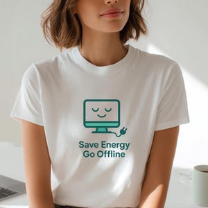 Könnte beinhalten: Weißes T-Shirt mit einer türkisfarbenen Computer-Grafik mit lächelndem Gesicht und Stecker. Unter der Grafik steht der Text "Save Energy Go Offline". Das T-Shirt hat einen Rundhalsausschnitt.