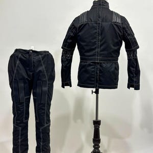 Puede incluir: Juego de tres tazas de cer&aacute;mica con acabado mate moteado. Las tazas son en tonos crema, gris claro y gris oscuro. Cada taza tiene un dise&ntilde;o simple y minimalista, ideal para caf&eacute; o t&eacute;.