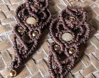 Boucles d'oreilles artisanales en micro macramé avec perles de jade jaune naturel - fabriquées à la main en Italie