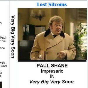 Peut inclure: Boîtier DVD pour la sitcom "Very Big Very Soon" avec Paul Shane. La couverture présente une photo de Paul Shane en manteau beige et le texte "Lost Sitcoms 1991."