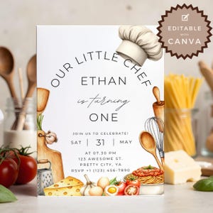 Puede incluir: Una tarjeta de invitación blanca con el texto "OUR LITTLE CHEF ETHAN is turning ONE." La tarjeta presenta ilustraciones de utensilios de cocina, ingredientes y un gorro de chef. La invitación incluye la fecha, la hora y el lugar del evento.