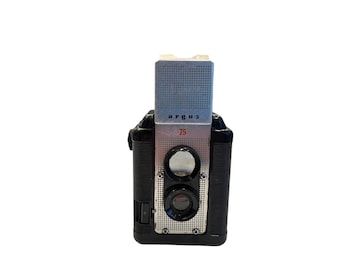 Sticker for Sale avec l'œuvre « Appareil photo argentique vintage Argus C3 » de l'artiste Justinsprints1