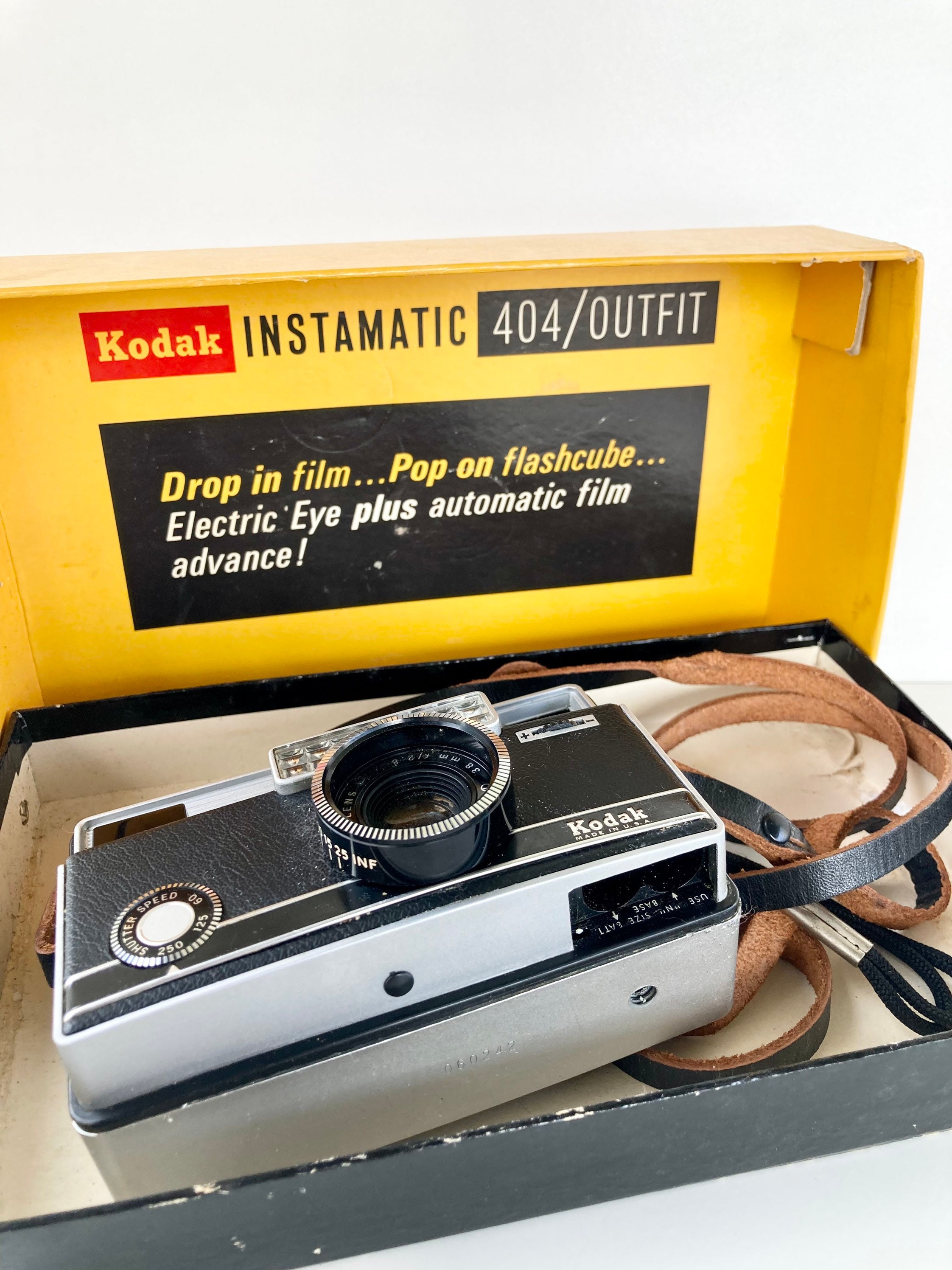 Appareil photo pliant Kodak vintage - Modèle à obturateur Dakon des années 40 avec soufflet et poignée - France