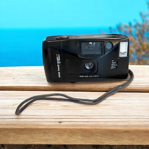 Vintage 35MM Film Camera - Ricoh 35mm camera - Point and shoot - Built in Flash