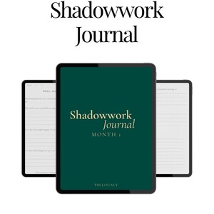 Op de afbeelding: Een digitaal dagboek getiteld "Shadowwork Journal" met een donkergroene omslag en gouden letters. Het dagboek wordt weergegeven op een tablet, met twee andere tablets met binnenpagina's. De tekst "Shop at Philocaly" staat onderaan.